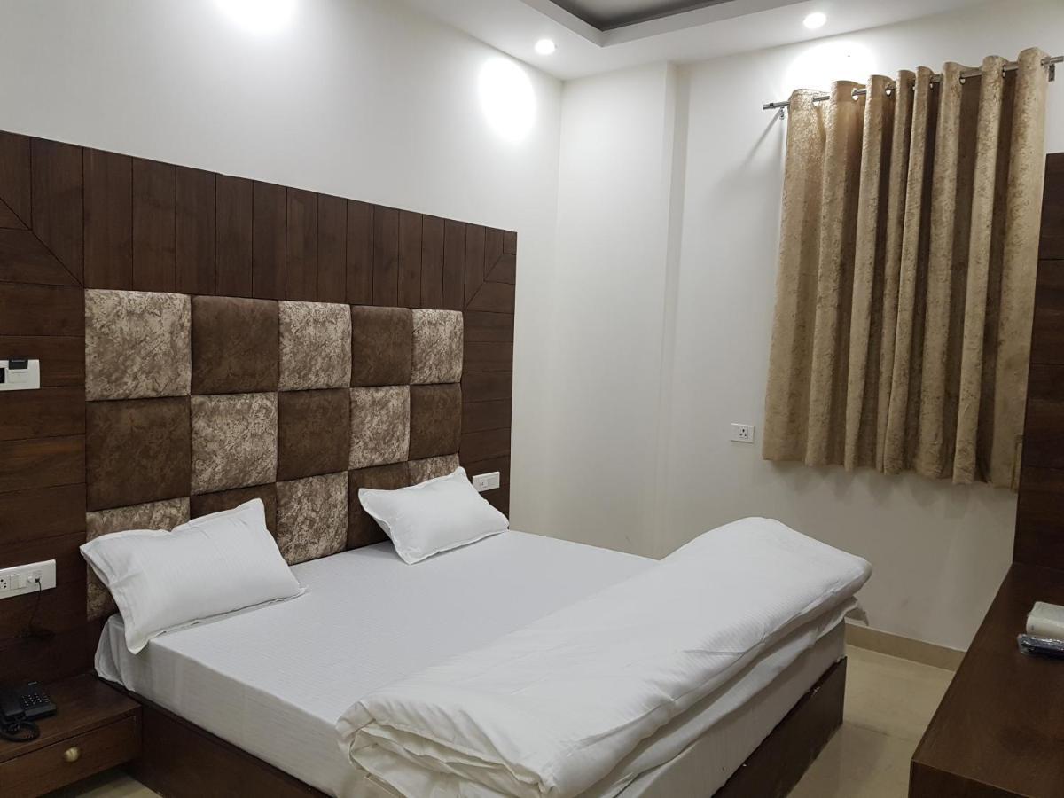 New Gokul Grand Hotell Dehradun Exteriör bild